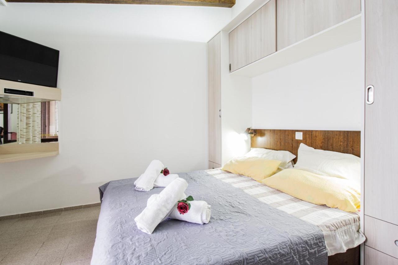 Galapagus Privat Beach & Boat Dock Apartment Metajna Exterior photo