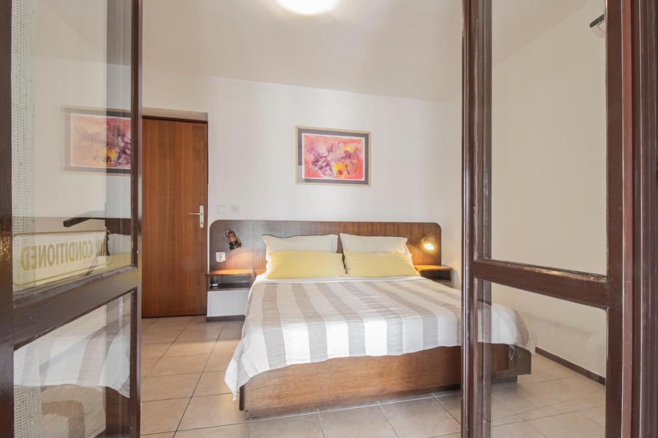 Galapagus Privat Beach & Boat Dock Apartment Metajna Exterior photo