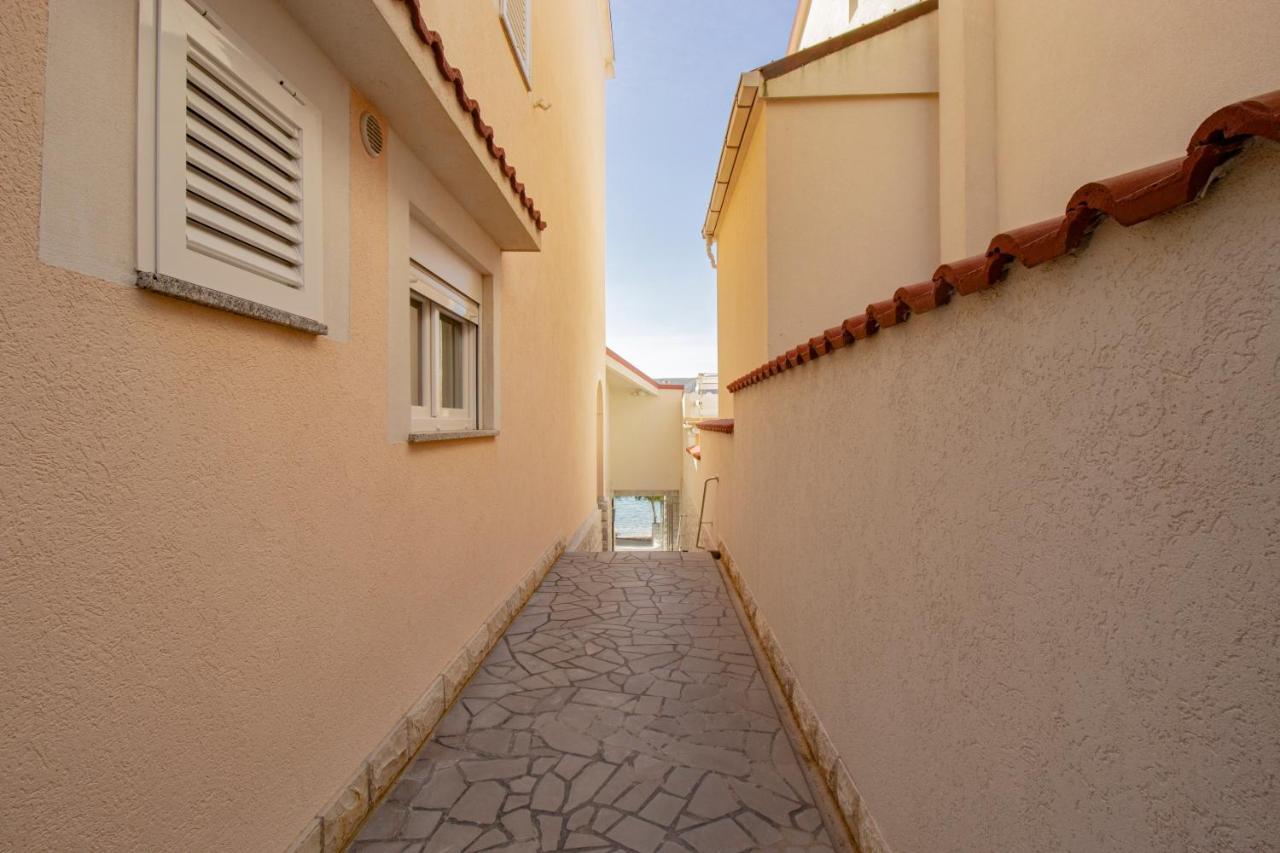Galapagus Privat Beach & Boat Dock Apartment Metajna Exterior photo